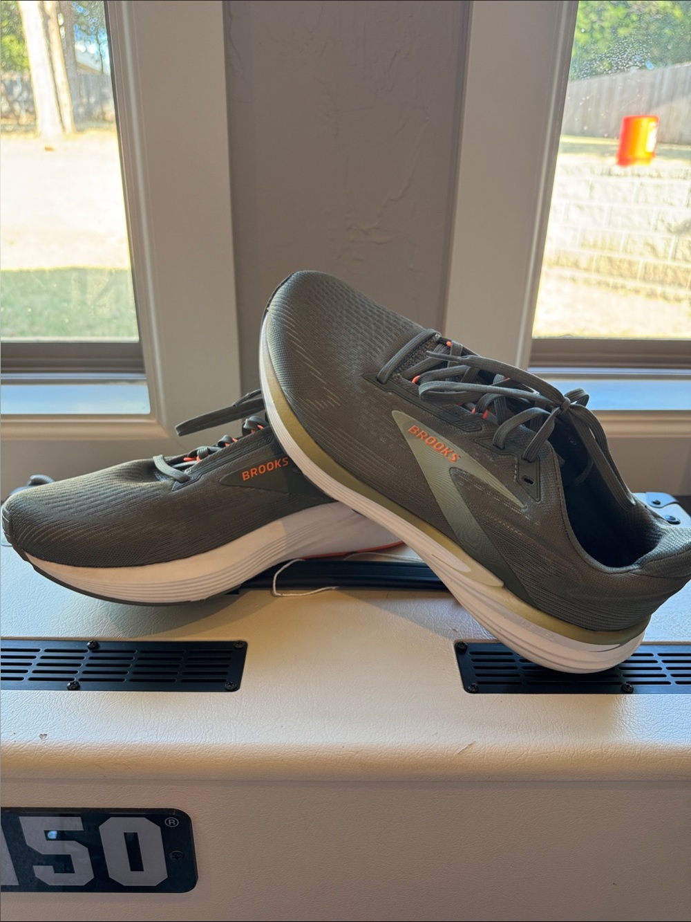 Brooks Menβs Revel 8 in Olive Green SZ 10.5